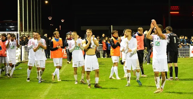 photo  l’équipe de vendée fontenay football après sa victoire 4-1 contre châteauroux (national), au 8e tour de la coupe de france.  &copy;  jean-pierre réthoré 