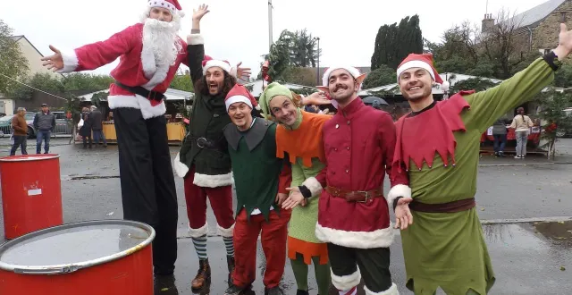 photo  des joyeux lutins d'angrie, cracheurs de feu, ont créé l'ambiance au marché de noël de candé.  &copy;  co 