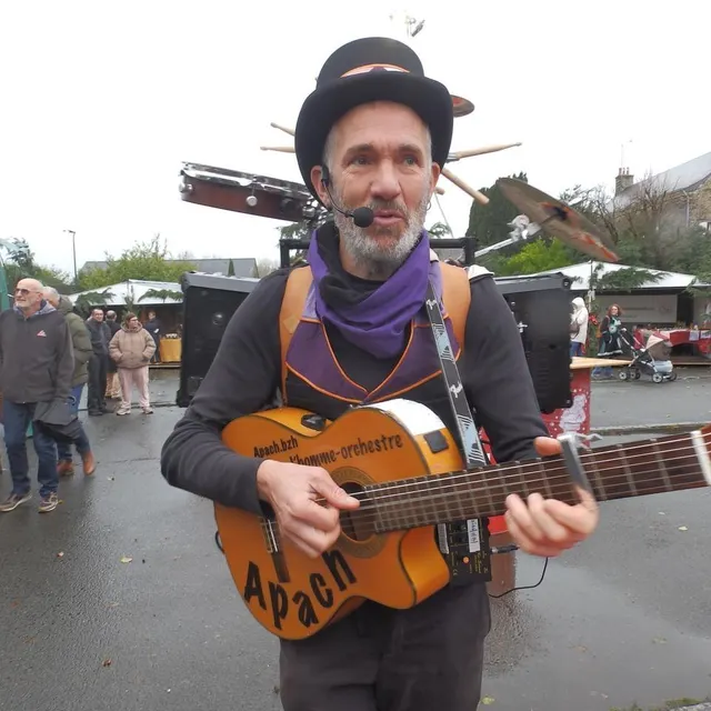 photo l'homme-orchestre a fait le show au marché de noël.  ©  co