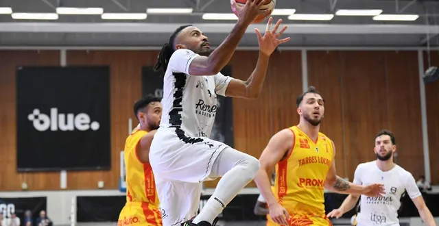 photo  warren racine, ici contre tarbes, a inscrit 20 points face à poissy.  &copy;  jocelyne régent 