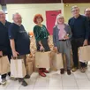 photo jeudi, des conseillers municipaux et membres de l’assemblée citoyenne ont préparé les colis de noël qui seront distribués aux aînés fertois.
