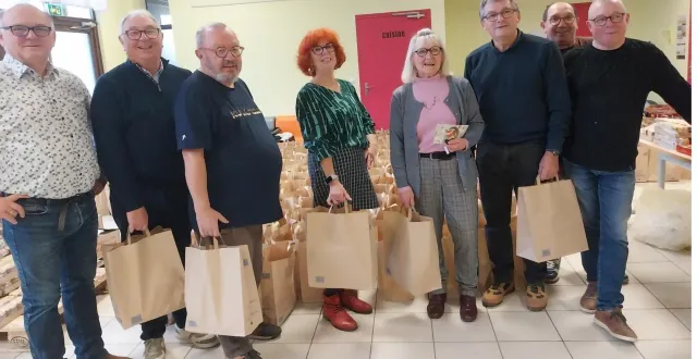 photo  jeudi, des conseillers municipaux et membres de l’assemblée citoyenne ont préparé les colis de noël qui seront distribués aux aînés fertois.  &copy;  ouest-france 