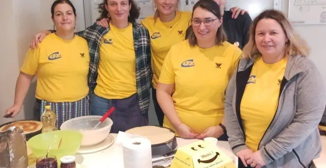 photo  le club de natation bercé bélinois a organisé un relais en piscine et vendu des crêpes.  &copy;  ouest-france. 