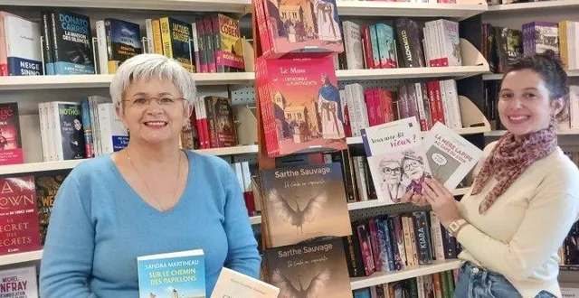 photo  nadine enguehard à gauche et sandra pavy avec quelques œuvres présentes au salon du livre.  &copy;  ouest-france. 