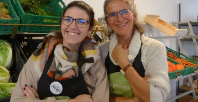 photo  neuza leal et sandra lecomte assurent l’accueil des clients et l’approvisionnement de l’épicerie solidaire, un lieu fort en lien social.  &copy;  ouest-france 