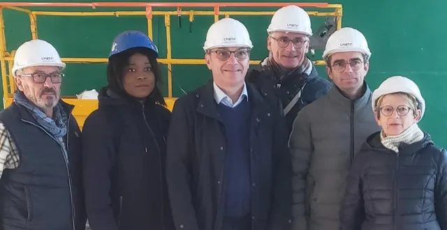 photo  au centre, le maire hervé roncière, entouré d’élus au cours de la visite du chantier.  &copy;  ouest-france. 