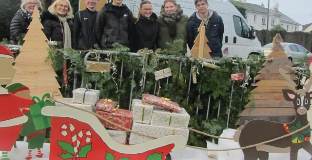photo  à saint-jean-de-linières, des jeunes, aidés par des parents et élus, ont installé ces décorations et ce magnifique traîneau tiré par les rennes, devant la pharmacie. une belle réalisation !  &copy;  co 