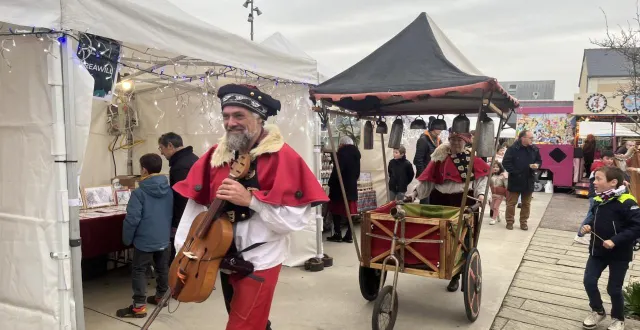 photo  les trois jours d’animation « tous en fêtes » se sont achevés samedi dernier au marché de noël de saint-sylvain, où de nombreux visiteurs ont profité d’une météo restée clémente. entre le goûter offert, à base de chocolat chaud et brioche, le manège, les stands du téléthon et la diversité des exposants, l’ambiance était animée, portée aussi par les carillonneurs de la compagnie gueule de loup qui ont déambulé dans les allées.  &copy;  co 