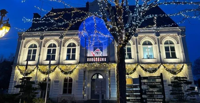 photo  la mairie de tiercé illuminée pour les fêtes : un décor avec des led sobre et élégant, symbole de la démarche de sobriété énergétique portée par la municipalité.  &copy;  co 