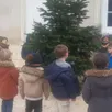 photo  en compagnie d’enseignants et de membres du service enfance jeunesse, des enfants de l’école du petit-prince ont donné un air de fête au sapin devant la mairie du plessis-macé. 