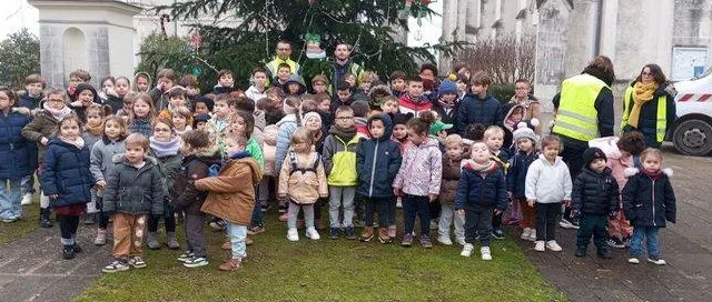 photo  la décoration du sapin de noël de la place de l’église a eu lieu jeudi matin. des enfants des deux écoles, léonard-de-vinci et saint-louis, ont, chacun leur tour, remis leurs créations décoratives aux employés communaux anthony besnier et théo nacolis qui les ont accrochées dans l’arbre à l’aide d’une grande échelle.  &copy;  ouest-france 
