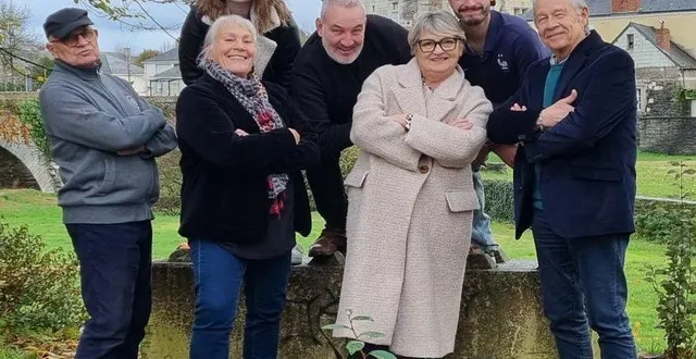 photo  la troupe du comité saint-maurille avec geneviève doisneau (devant, à gauche) à la mise en scène.  &copy;  troupe du comité saint-maurille 
