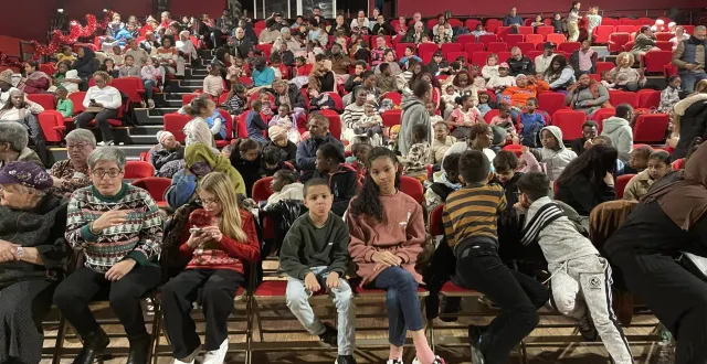 photo  les enfants sont en attentes du spectacle et de l’arrivée du père noël.  &copy;  le maine libre 