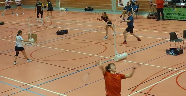 photo montval-sur-loir. mon bad/loir a accueilli 33 clubs 