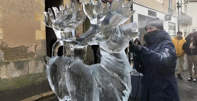 photo  démonstration de sculpture sur glace et initiation pour les enfants samedi 13 décembre 2025 dans la rue henri-iv.  &copy;  archives le maine libre 