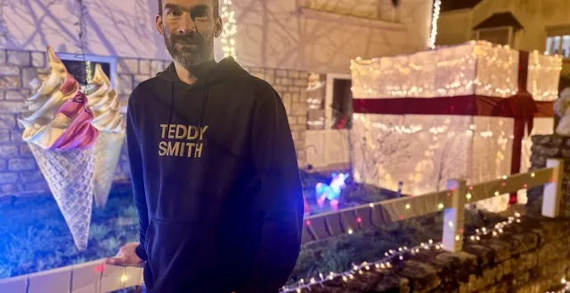 photo  depuis de nombreuses années, romain le flohic, habitant de pontivy (morbihan), décore sa maison et son jardin pour noël.  &copy;  ouest-france 