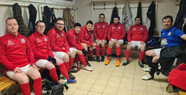 photo  comme toutes les équipes, la concentration des joueurs du foot adapté commence dès le vestiaire.  &copy;  ouest-france 