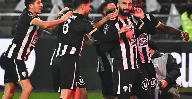 photo  la joie d’abdelli et de ses coéquipiers, vainqueurs de nantes, vendredi 12 décembre.  &copy;  franck dubray / ouest france 