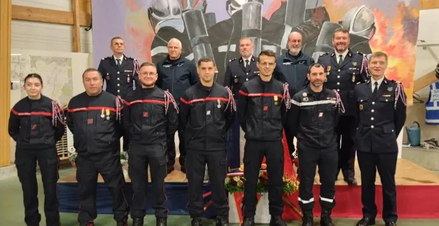 photo  promus, médaillés et réservistes avec les autorités  &copy;  co 