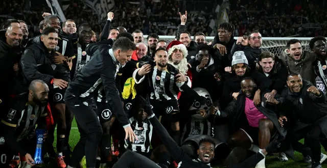 photo  l’ambiance était des plus festives après le derby.  &copy;  co - josselin clair 