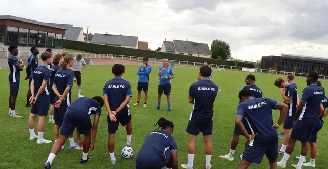 photo  julien sourice, l'entraîneur du sablé fc, lors du premier entraînement de la saison 2025-2026, lundi 28 juillet 2025.  &copy;  ouest-france 