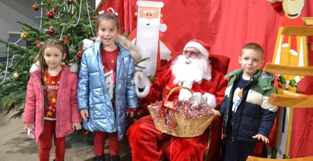 photo  le père noël a pris la pose avec cataleya, maria-angela, valentin-andré et de nombreux autres enfants.  &copy;  le maine libre 