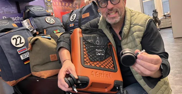 photo  frédéric escolano a créé sa société de bagages il y a 25 ans. l’entrepreneur manceau vient d’obtenir un trophée de l’innovation pour sa valise à roulettes amovibles, compatible avec les différents formats exigés par toutes les compagnies aériennes.  &copy;  ouest-france 