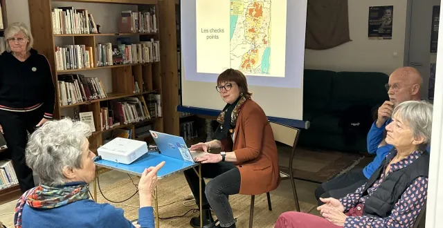 photo  des membres de l’association france palestine solidarité ont présenté leur projet de « maisons des femmes » aux adhérents de l’association monde solidaire de la flèche (sarthe).  &copy;  ouest-france 