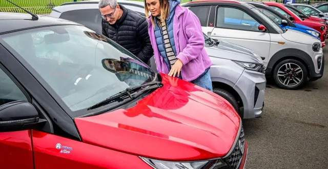 photo  la concession vsp 72 à allonnes vend en moyenne 400 voitures sans permis par an, de la marque aixam.  &copy;  photo le maine libre - yvon loué 