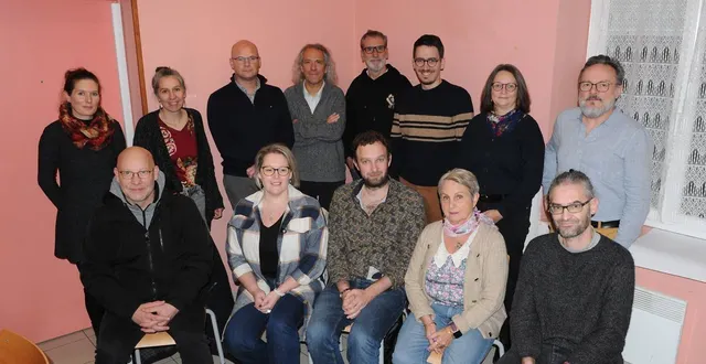 photo  bruno richet, candidat à la mairie de saint-ouen-en-belin, pose avec ses colistiers.  &copy;  le maine libre 