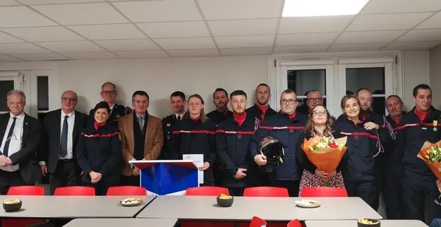 photo  élus locaux et sapeurs-pompiers volontaires réunis pour la sainte-barbe.  &copy;  mairie de sougé-le-ganelon 