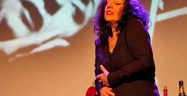 photo  myriam lartigue revient au bistro broc café pour célébrer le 110e anniversaire de la naissance d’édith piaf.  &copy;  parismagyk 