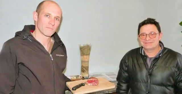 photo  gréezois tous les deux, sébastien lemaitre, éleveur d’agneaux, a fait appel à marc di mascio pour proposer de la viande d’agneau fumée. une association inédite et qui plaît aux consommateurs.  &copy;  ouest-france 