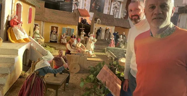 photo  philippe auvrignon (à droite), secrétaire de l’association appenai patrimoine et françois robert, président, devant une partie du village miniature reconstitué.  &copy;  ouest-france 