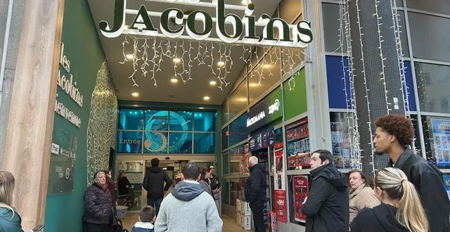 photo  évacuation de courte durée, ce samedi 13 décembre 2025, au centre commercial des jacobins du mans. l’alarme incendie s’est malencontreusement déclenchée.  &copy;  ouest-france 