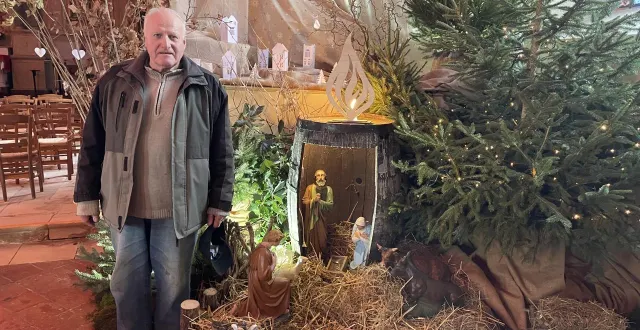 photo  xavier, l’un des bénévoles qui veillent sur les deux églises de putanges-le-lac, est venu voir si la crèche de saint-ouen était en ordre avant l’inauguration du samedi 13 décembre.  &copy;  ouest-france 