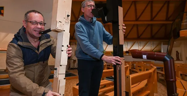 photo  frédéric jubault, au premier rang, est le créateur de cette formation et le chef d’un orchestre d’une cinquantaine de flûtistes à bec.  &copy;  co – laurent combet 