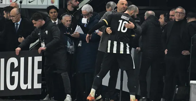 photo  himad abdelli dans les bras de son entraîneur après sa sortie face à nantes.  &copy;  co - josselin clair 