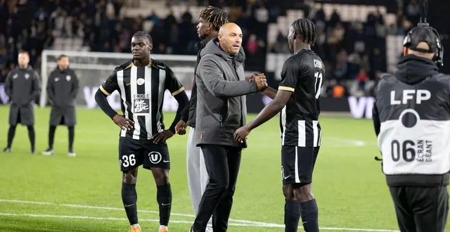 photo  alexandre dujeux, ici avec sidiki chérif, a trouvé la bonne alchimie pour porter son équipe jusqu’en milieu de tableau de ligue 1.  &copy;  photo co - regine lemarchand 