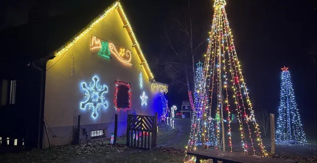 photo  chaque année, le jardin des joubert près de la flèche se transforme en pays du père noël pour le grand plaisir de la famille et de tous les passants.  &copy;  ouest france 