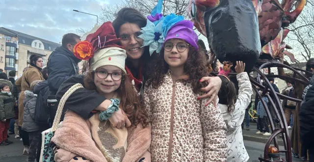 photo  albertine, 7 ans, et rose, 9 ans, en compagnie de leur mère alyssa, profitent de noël au port, au mans (sarthe).  &copy;  ouest-france 