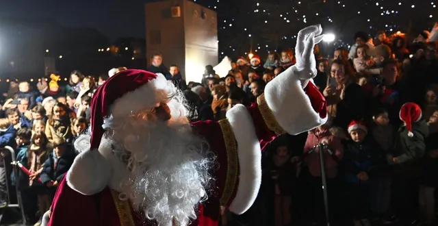 photo  très attendu, le père noël est arrivé en star au port du mans.  &copy;  photo le maine libre – denis lambert 