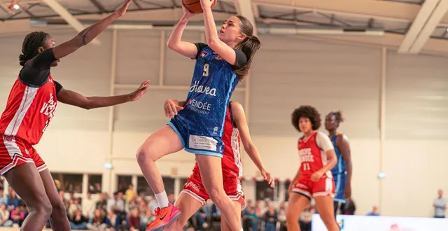 photo  jade lapanderie (maillot bleu) balle en main.  &copy;  lenny monnier 