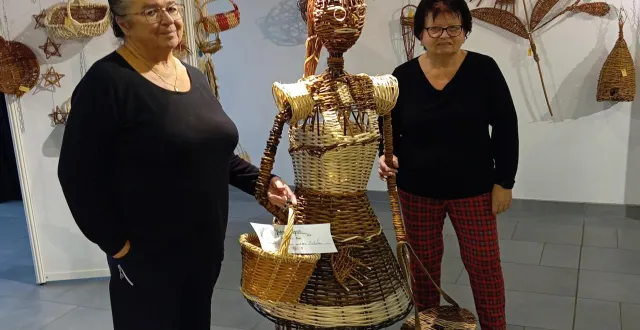 photo  jeannevelyne, une création de l’atelier vannerie. josiane taillandier (à droite) et annick, adhérente de l’association.  &copy;  co. 