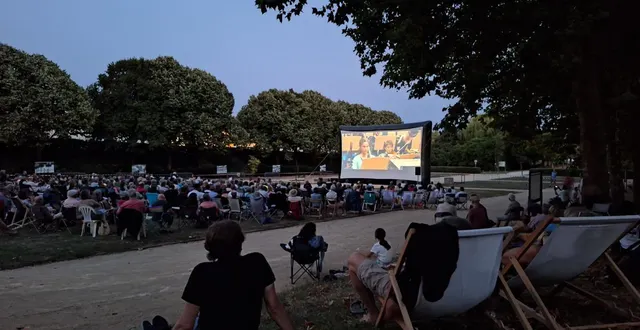 photo  une séance de cinéma en plein air, proposée par cinévillages.  &copy;  co 