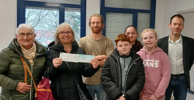 photo  lors de la remise du chèque.  &copy;  le maine libre 