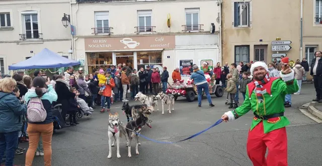 photo  petits et grands réunis pour saluer le père noël et son attelage de chiens.  &copy;  le maine libre 