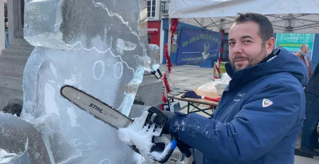 photo  matéo, sculpteur pour ice and art, réalise une œuvre en glace sur la place henri-iv ce samedi 13 décembre 2025, à la flèche.  &copy;  le maine libre – louis gohin 