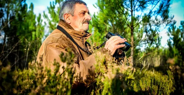 photo  le mans, mercredi 3 décembre 2025. gilles paineau, président du groupe sarthois ornithologique, observe les fauvettes présentes sur la lande du mans et dont la population a atteint un niveau exceptionnel avec 400 couples recensés.  &copy;  le maine libre – yvon loué 