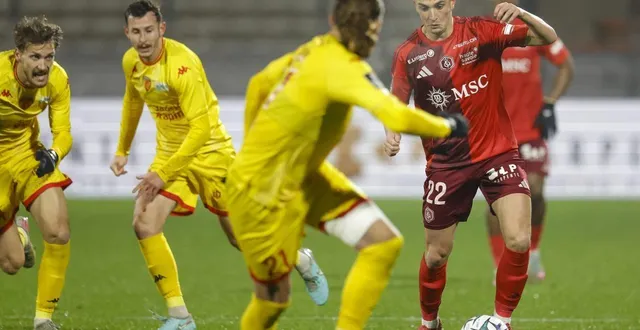 photo  face à annecy, les manceaux (en jaune) ont su se rester denses pour perturber les offensives adverses, le 12 décembre 2025.  &copy;  photopqr/le dauphine/maxppp 